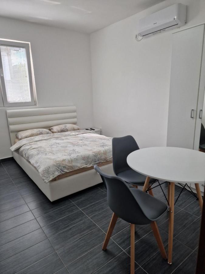포드고리차 Apartman Tolosi 2 아파트 외부 사진